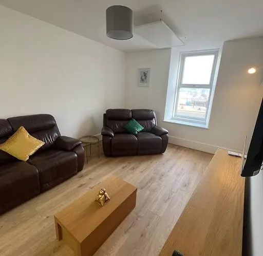 Substantial 5 Bed Townhouse