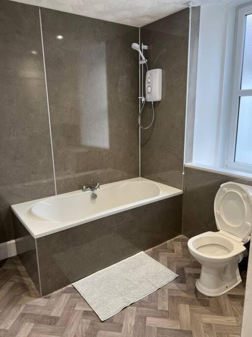 Substantial 5 Bed Townhouse