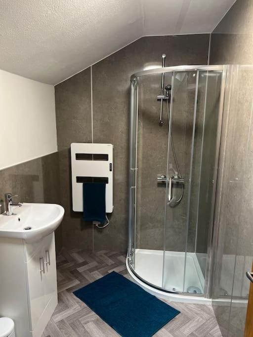 Substantial 5 Bed Townhouse Apartment *
